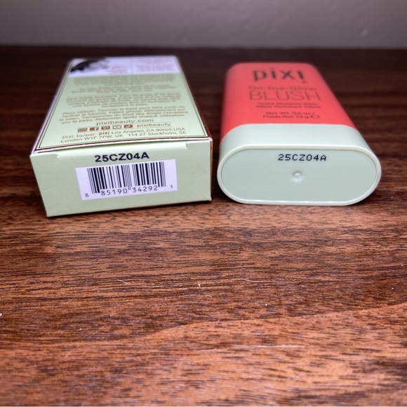 Pixi On The Glow Blush Shade Juicy A fresh orange-coral - Picture 2 of 4